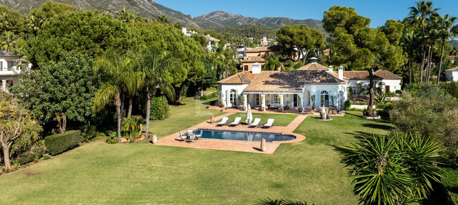 Eine zeitlose elegante Villa, eingebettet entlang der ikonischen Goldenen Meile
