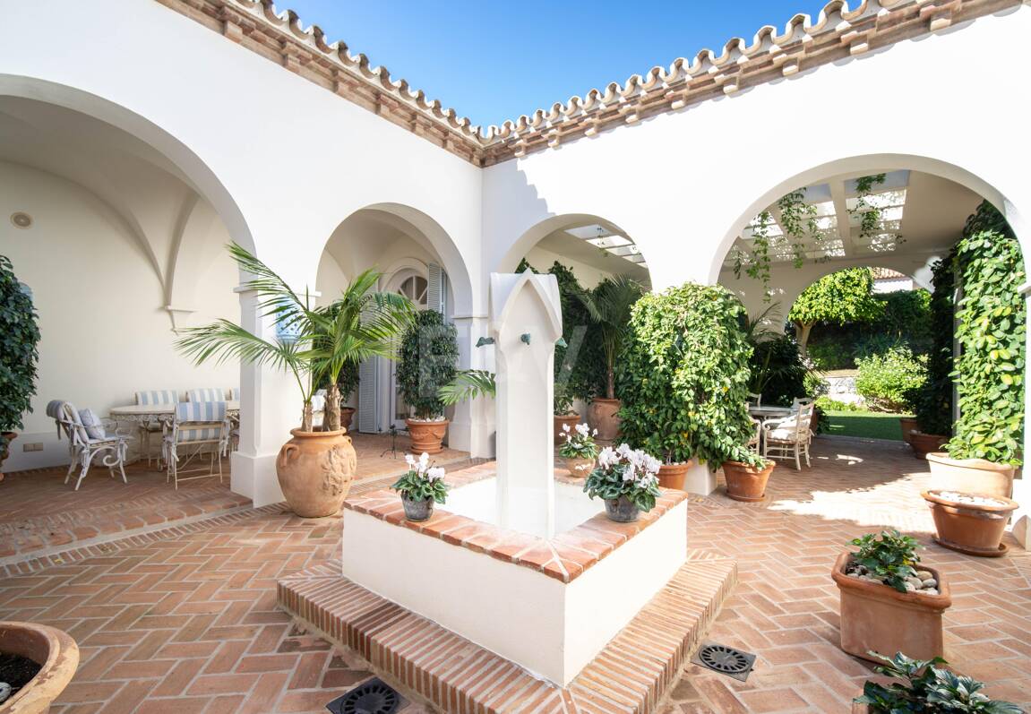 Eine zeitlose elegante Villa, eingebettet entlang der ikonischen Goldenen Meile