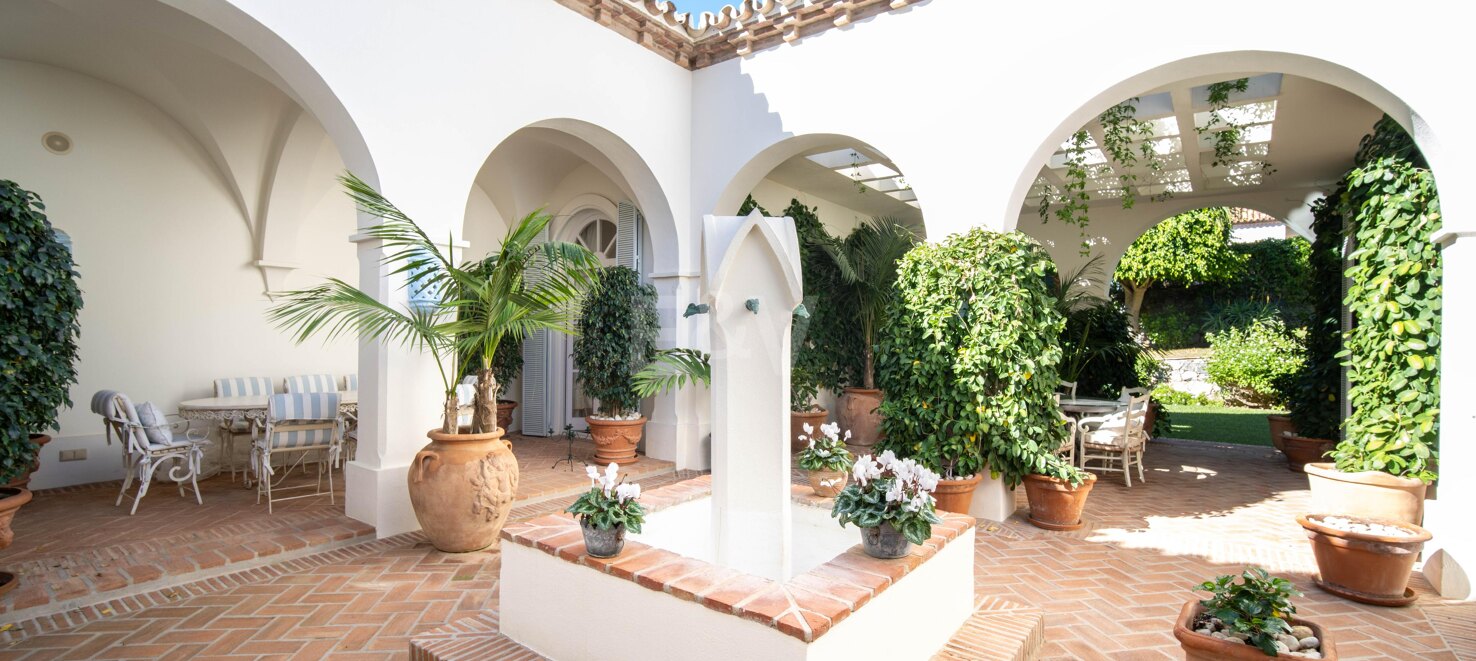 Eine zeitlose elegante Villa, eingebettet entlang der ikonischen Goldenen Meile