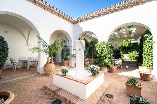 Eine zeitlose elegante Villa, eingebettet entlang der ikonischen Goldenen Meile