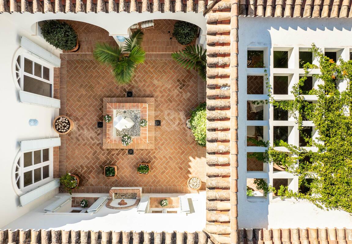 Eine zeitlose elegante Villa, eingebettet entlang der ikonischen Goldenen Meile