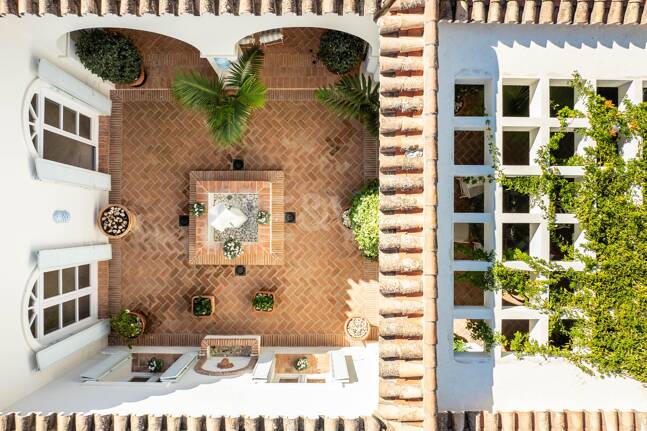 Eine zeitlose elegante Villa, eingebettet entlang der ikonischen Goldenen Meile