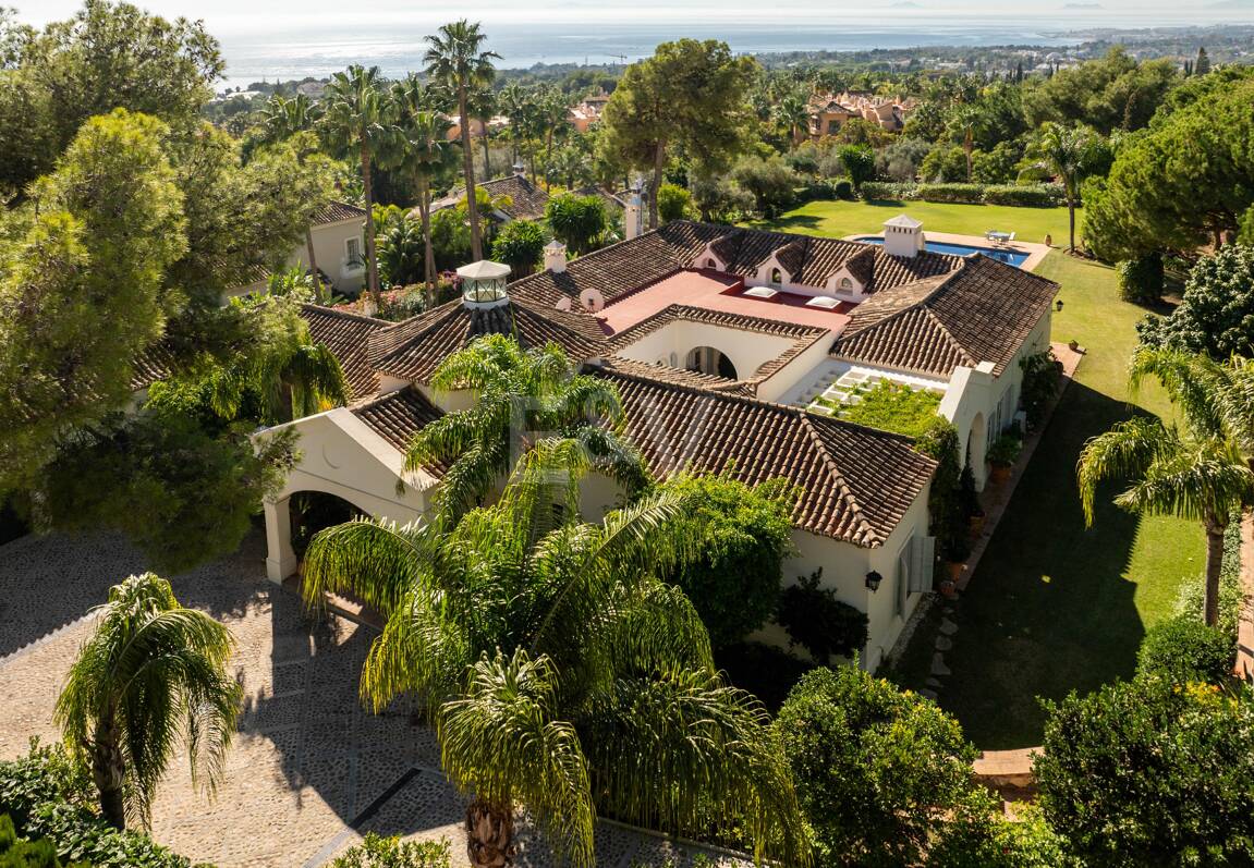 Eine zeitlose elegante Villa, eingebettet entlang der ikonischen Goldenen Meile