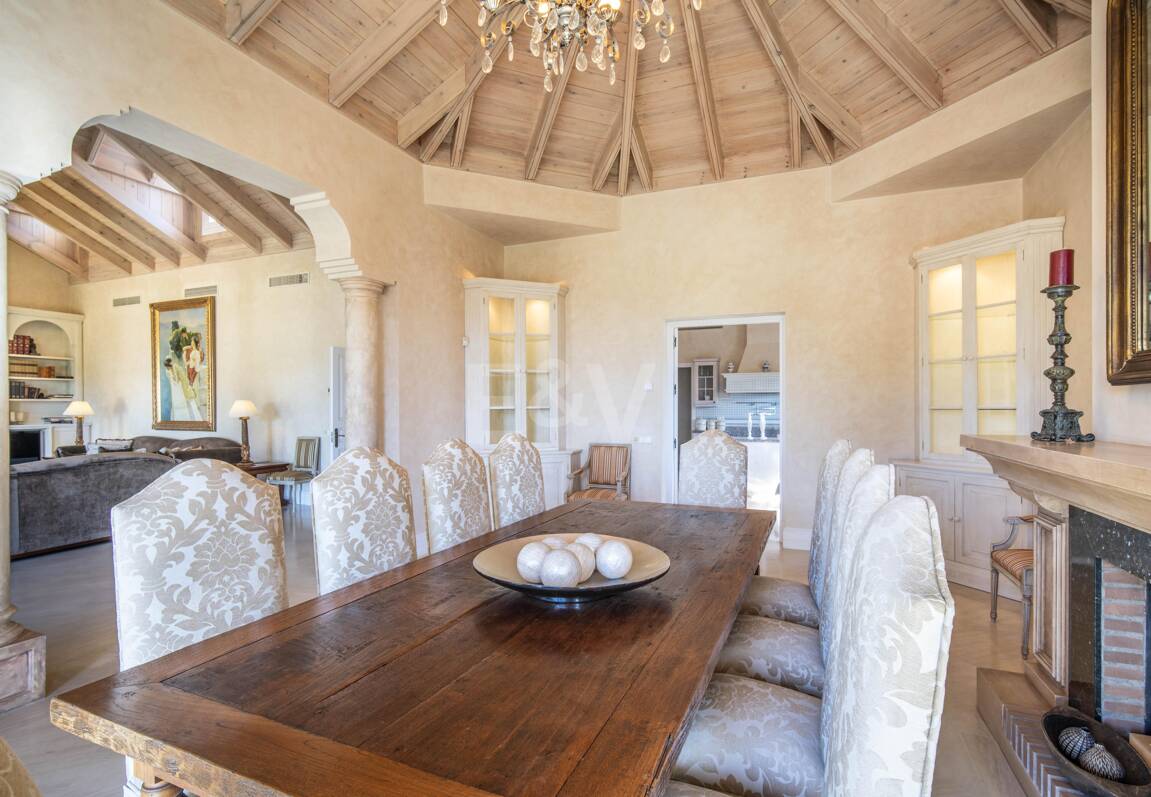 Eine zeitlose elegante Villa, eingebettet entlang der ikonischen Goldenen Meile