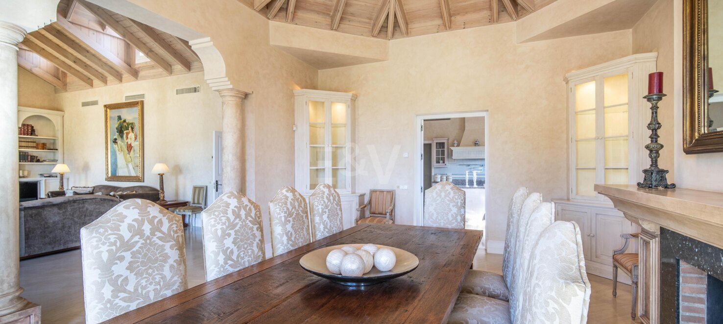 Eine zeitlose elegante Villa, eingebettet entlang der ikonischen Goldenen Meile