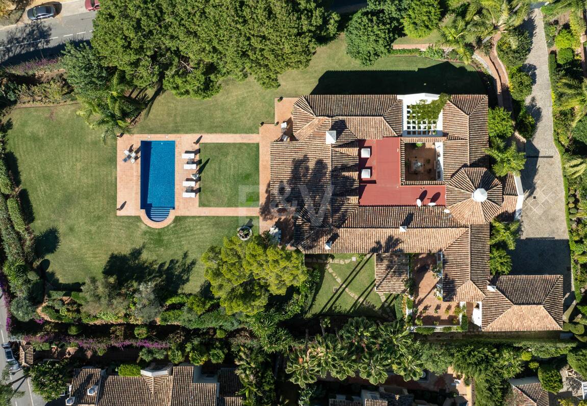 Eine zeitlose elegante Villa, eingebettet entlang der ikonischen Goldenen Meile