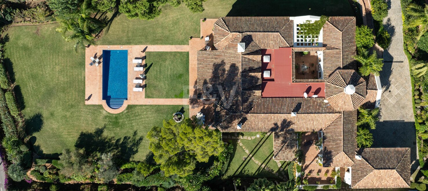 Eine zeitlose elegante Villa, eingebettet entlang der ikonischen Goldenen Meile