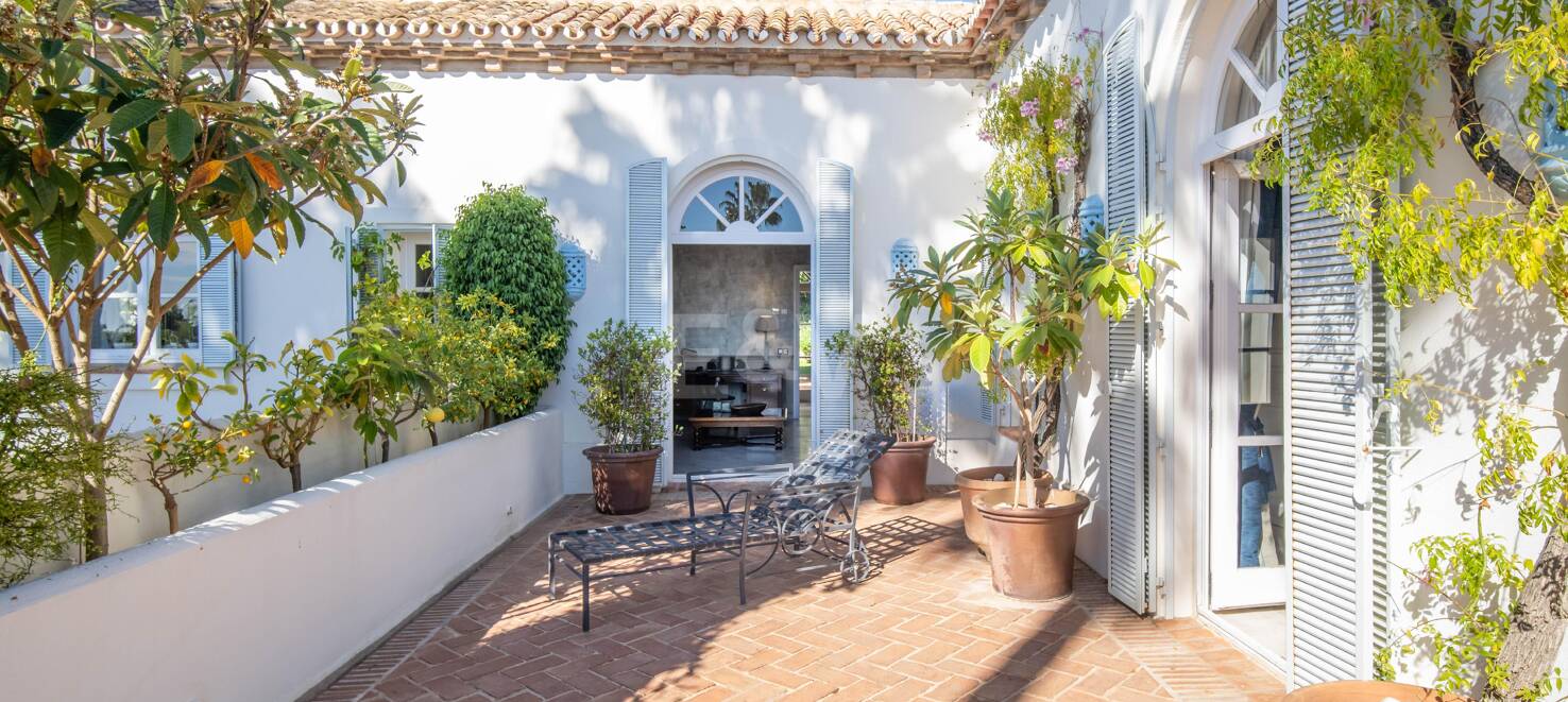 Elegante y atemporal villa ubicada en la icónica Milla de Oro