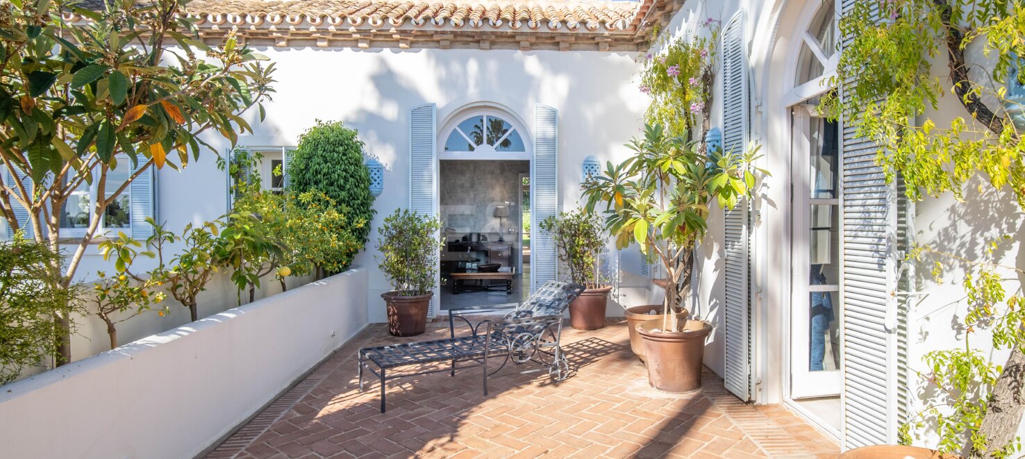 Eine zeitlose elegante Villa, eingebettet entlang der ikonischen Goldenen Meile