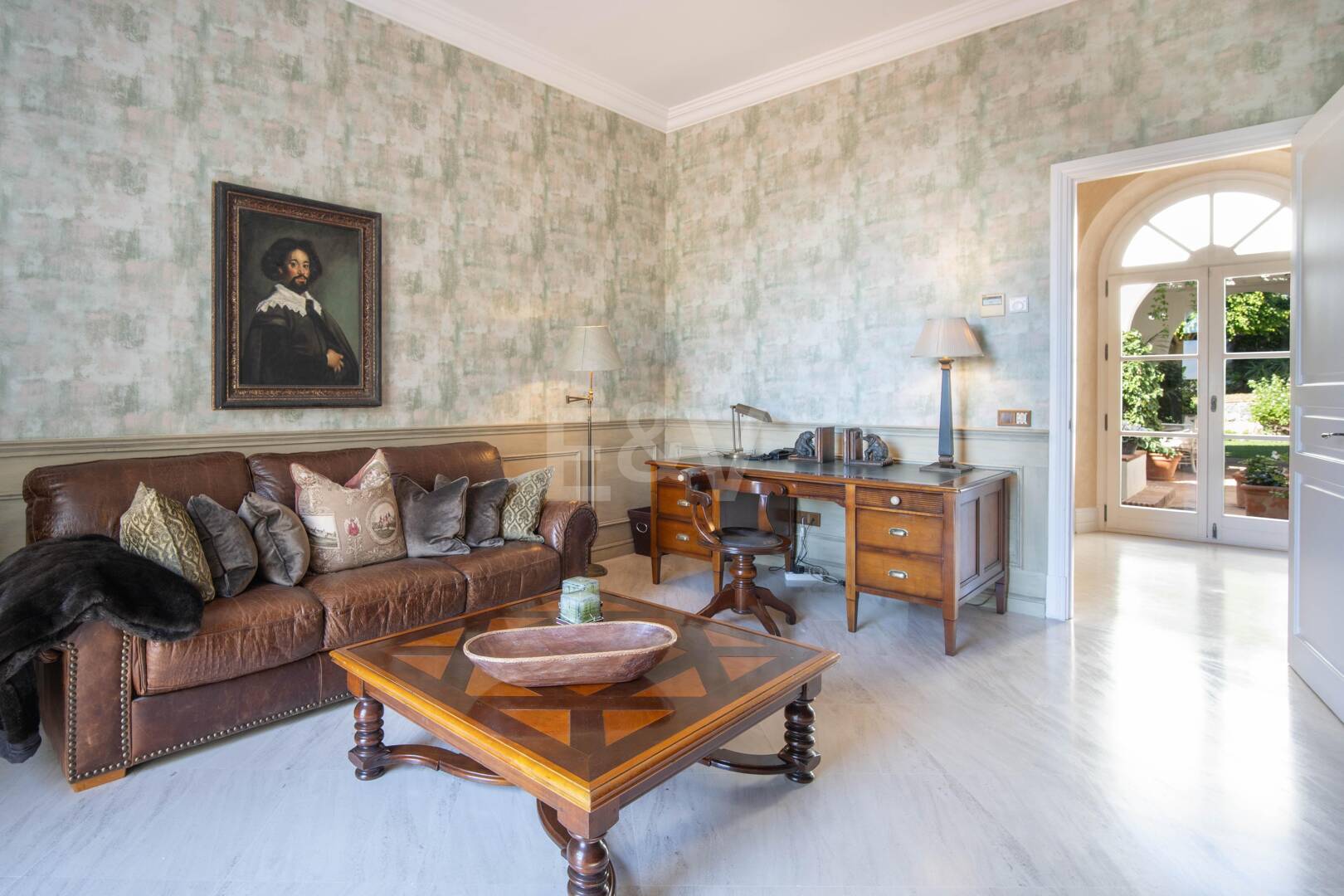 Une élégante villa intemporelle nichée le long du Golden Mile iconique