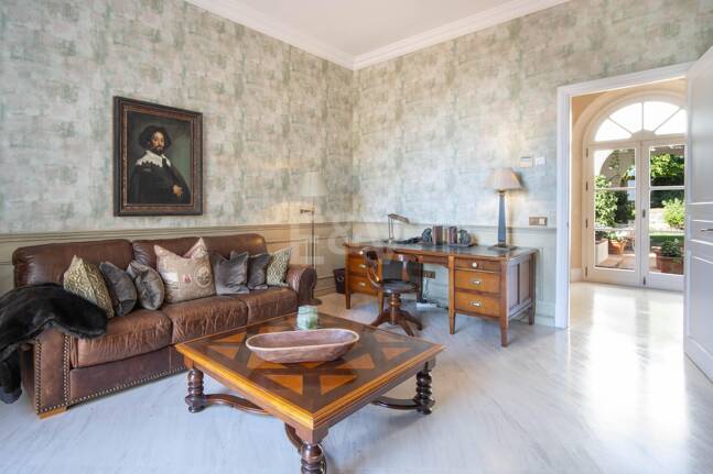 Eine zeitlose elegante Villa, eingebettet entlang der ikonischen Goldenen Meile