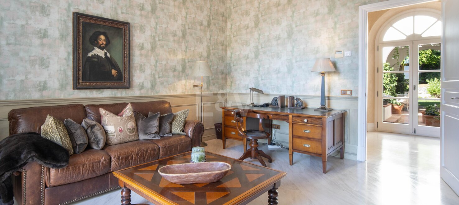 Eine zeitlose elegante Villa, eingebettet entlang der ikonischen Goldenen Meile