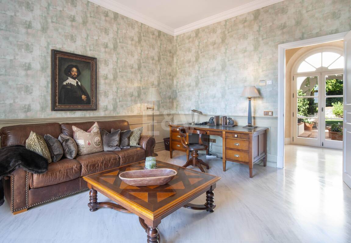 Eine zeitlose elegante Villa, eingebettet entlang der ikonischen Goldenen Meile