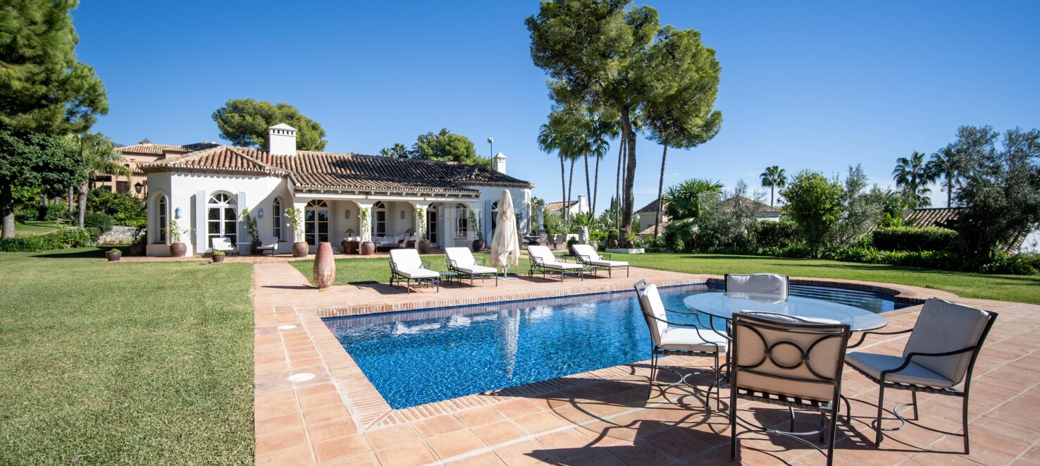 Eine zeitlose elegante Villa, eingebettet entlang der ikonischen Goldenen Meile