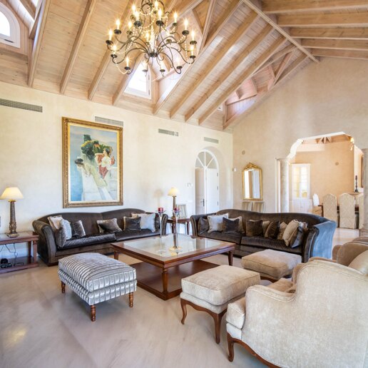 Eine zeitlose elegante Villa, eingebettet entlang der ikonischen Goldenen Meile
