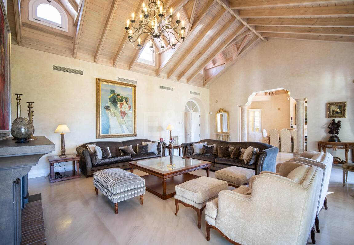 Eine zeitlose elegante Villa, eingebettet entlang der ikonischen Goldenen Meile