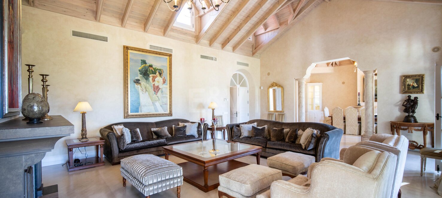 Eine zeitlose elegante Villa, eingebettet entlang der ikonischen Goldenen Meile