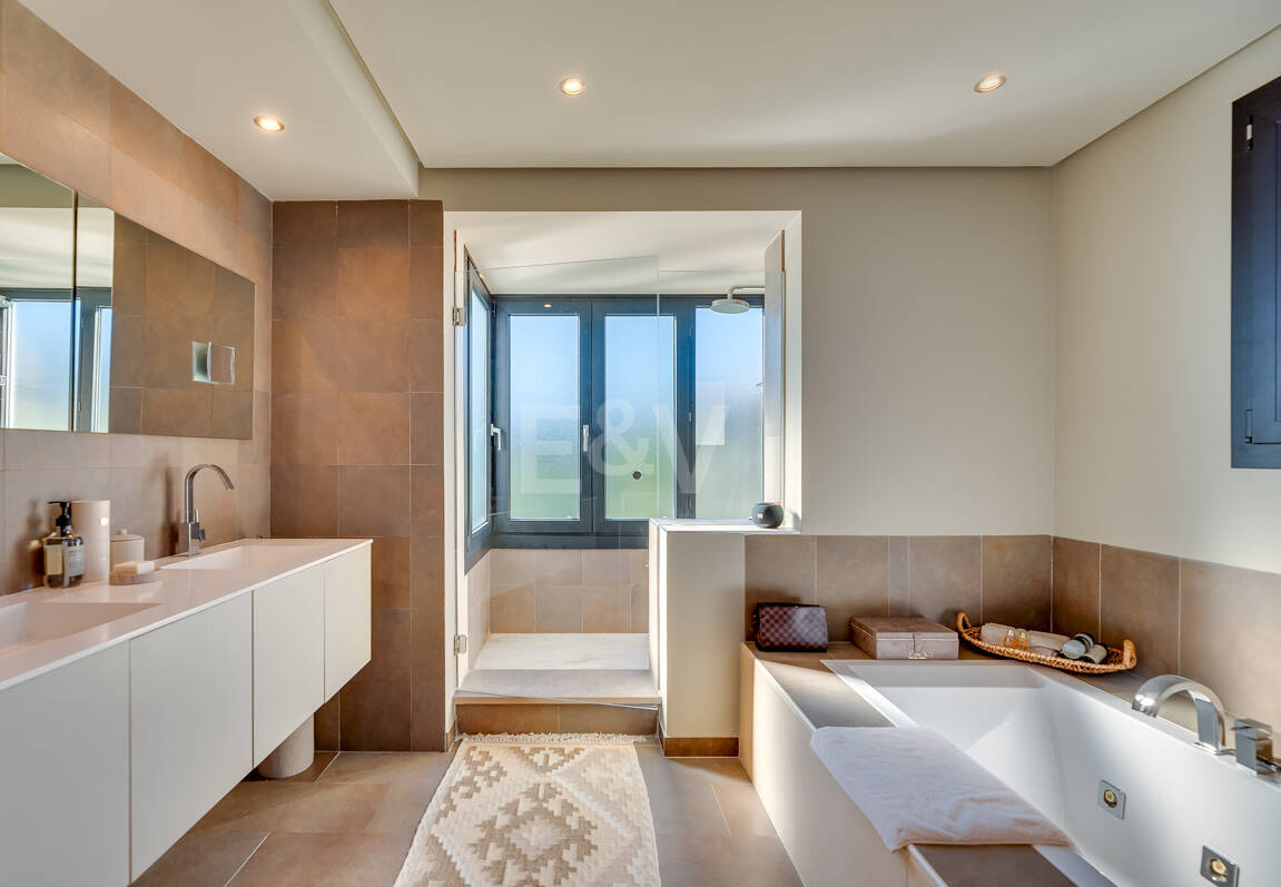 Exceptional villa with awe-inspiring views