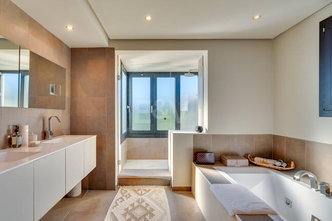 Exceptional villa with awe-inspiring views