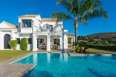 Villa im andalusischen Stil mit Boho-Chic-Interieur und atemberaubender Aussicht im Marbella Club Resort