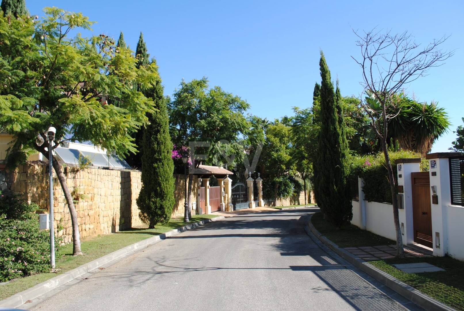 Gran terreno en Los Flamingos Golf con vistas panorámicas al mar