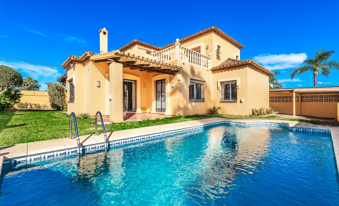 Charmante Villa im andalusischen Stil nur wenige Schritte vom Strand in San Pedro Alcántara