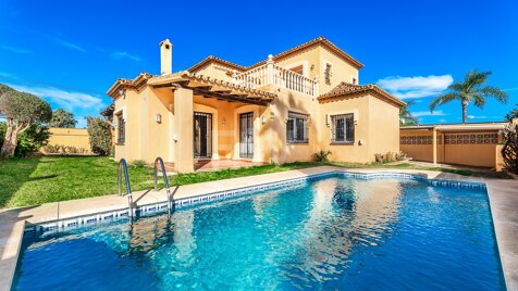 Charmante Villa im andalusischen Stil nur wenige Schritte vom Strand in San Pedro Alcántara