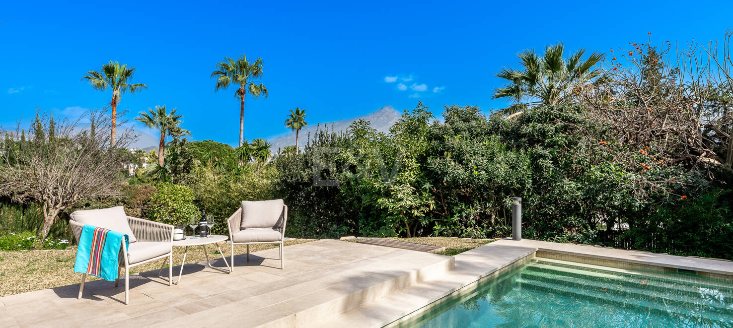 Modern villa i Las Brisas på premium plats