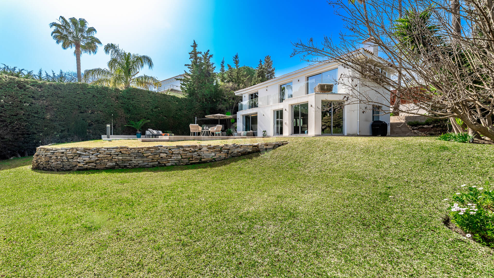 Modern villa in Las Brisas in premium location