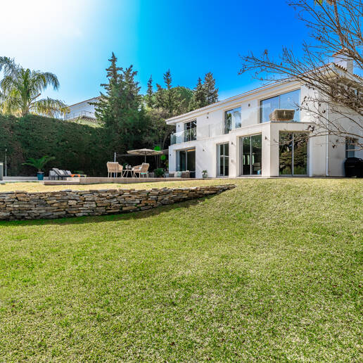 Modern villa i Las Brisas på premium plats
