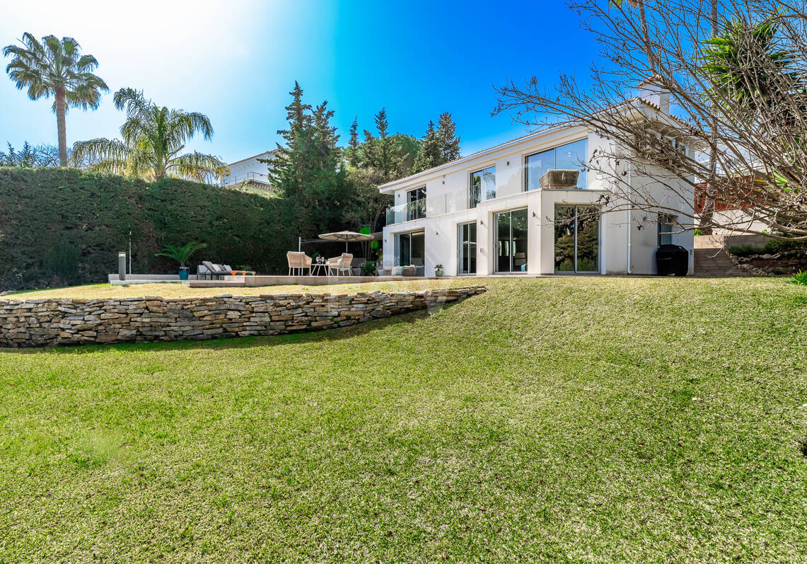 Modern villa in Las Brisas in premium location