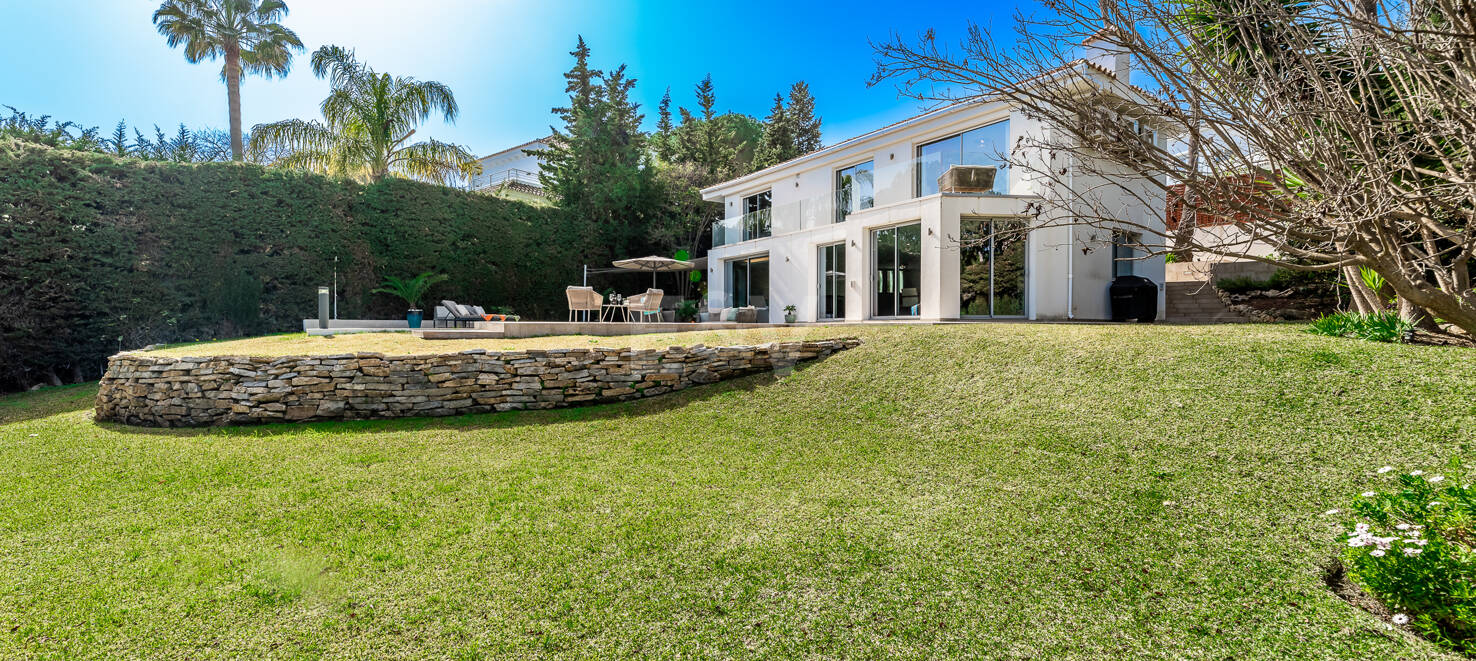 Modern villa i Las Brisas på premium plats
