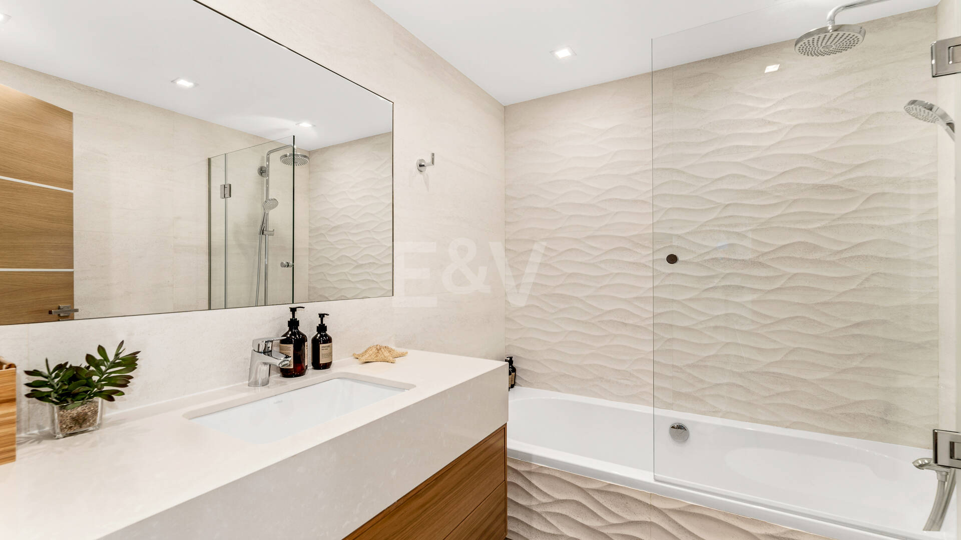 Modern villa in Las Brisas in premium location