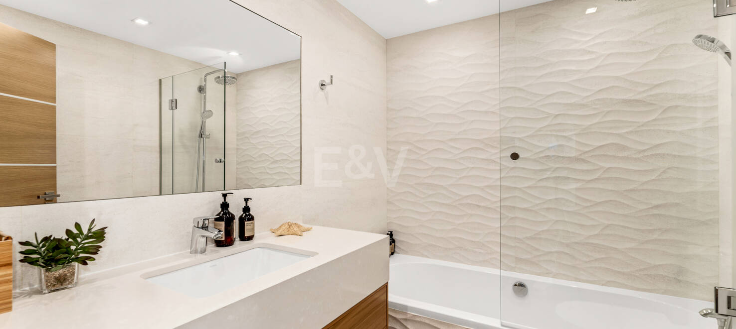 Modern villa i Las Brisas på premium plats