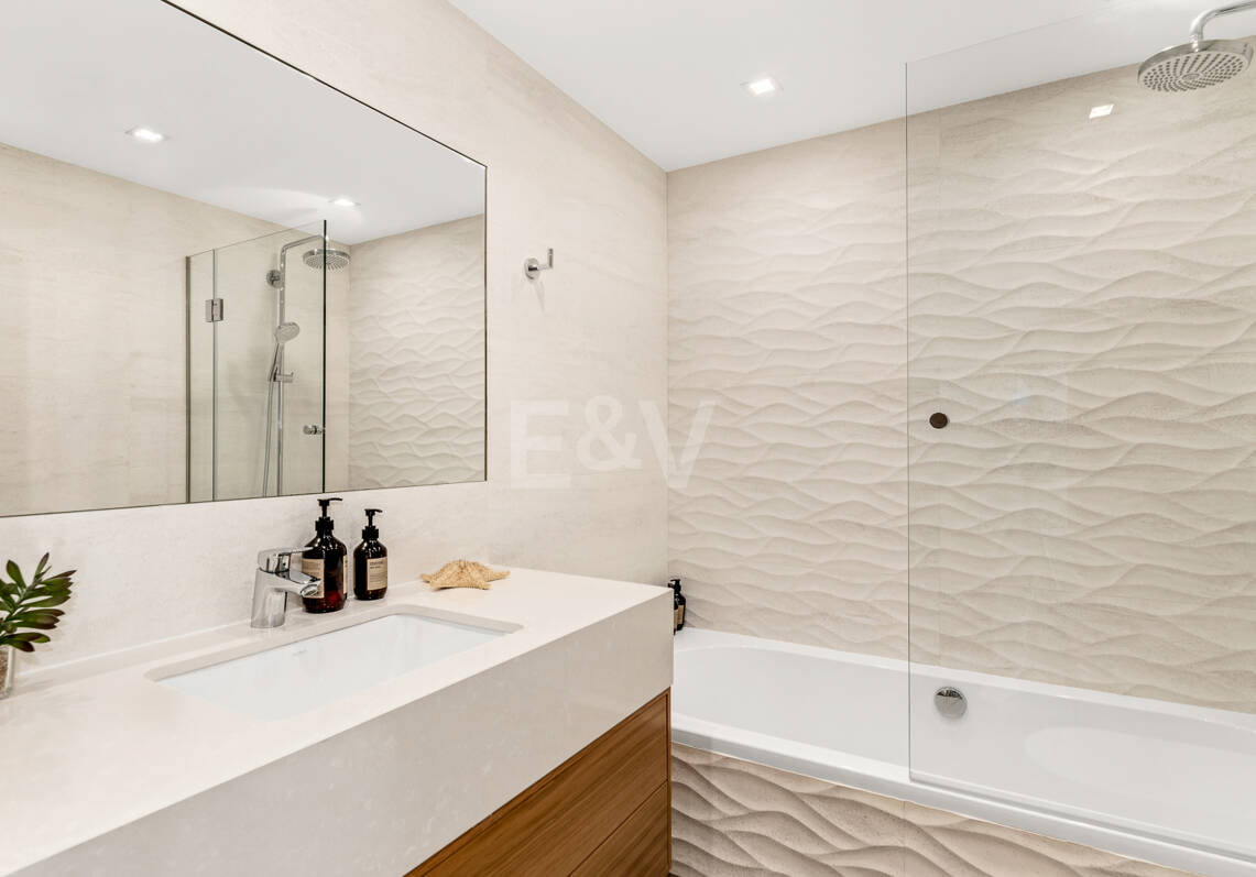 Modern villa in Las Brisas in premium location