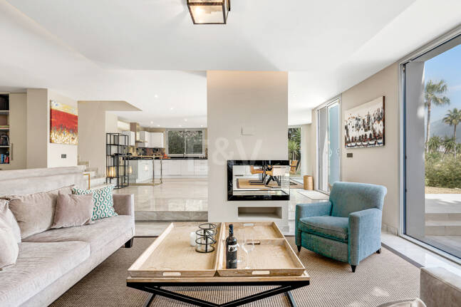 Villa moderna en Las Brisas en zona privilegiada