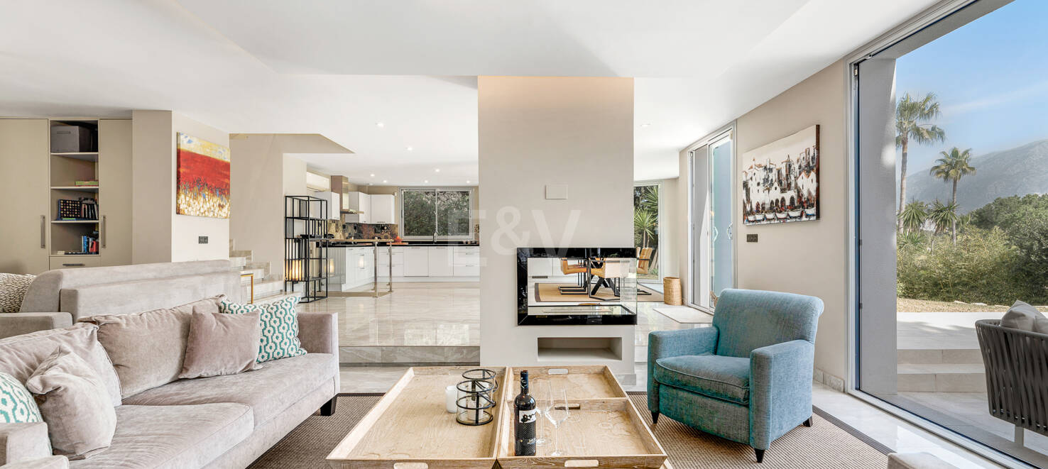 Modern villa i Las Brisas på premium plats