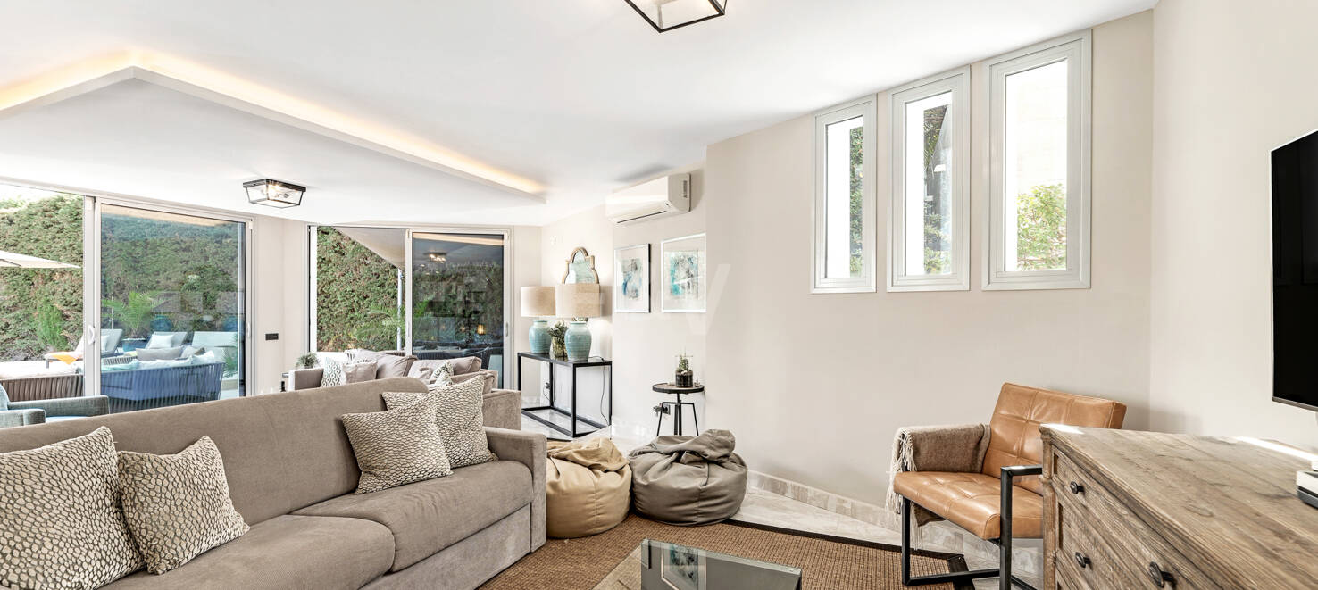 Modern villa i Las Brisas på premium plats