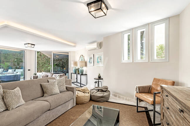 Villa moderna en Las Brisas en zona privilegiada