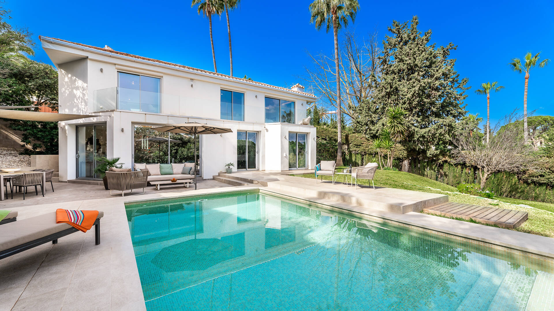 Modern villa in Las Brisas in premium location