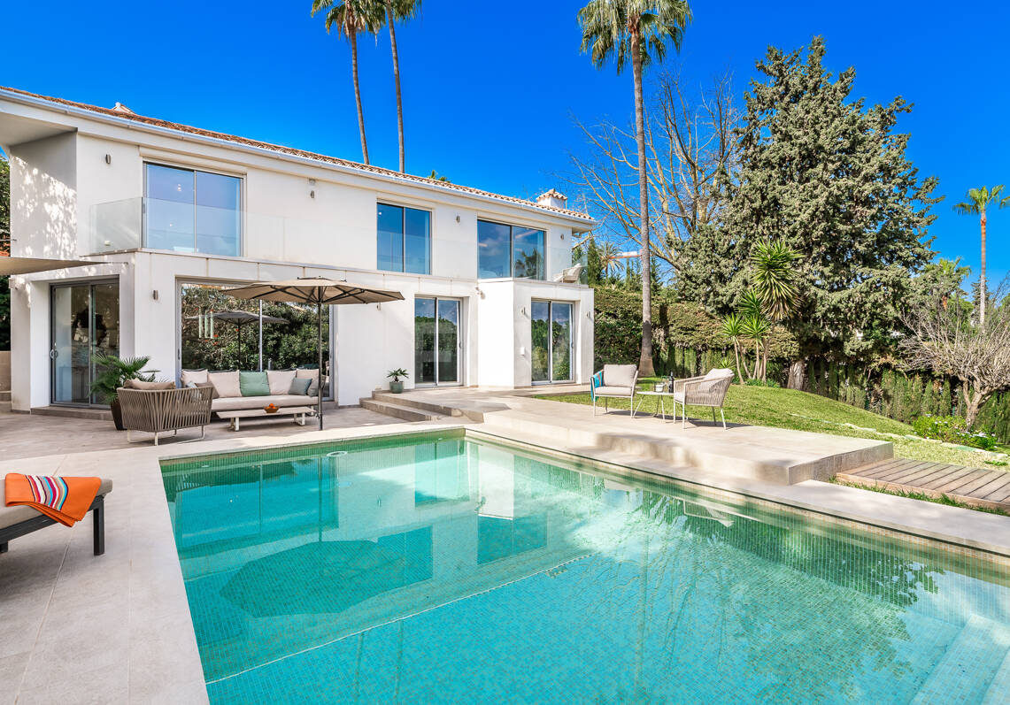Modern villa in Las Brisas in premium location