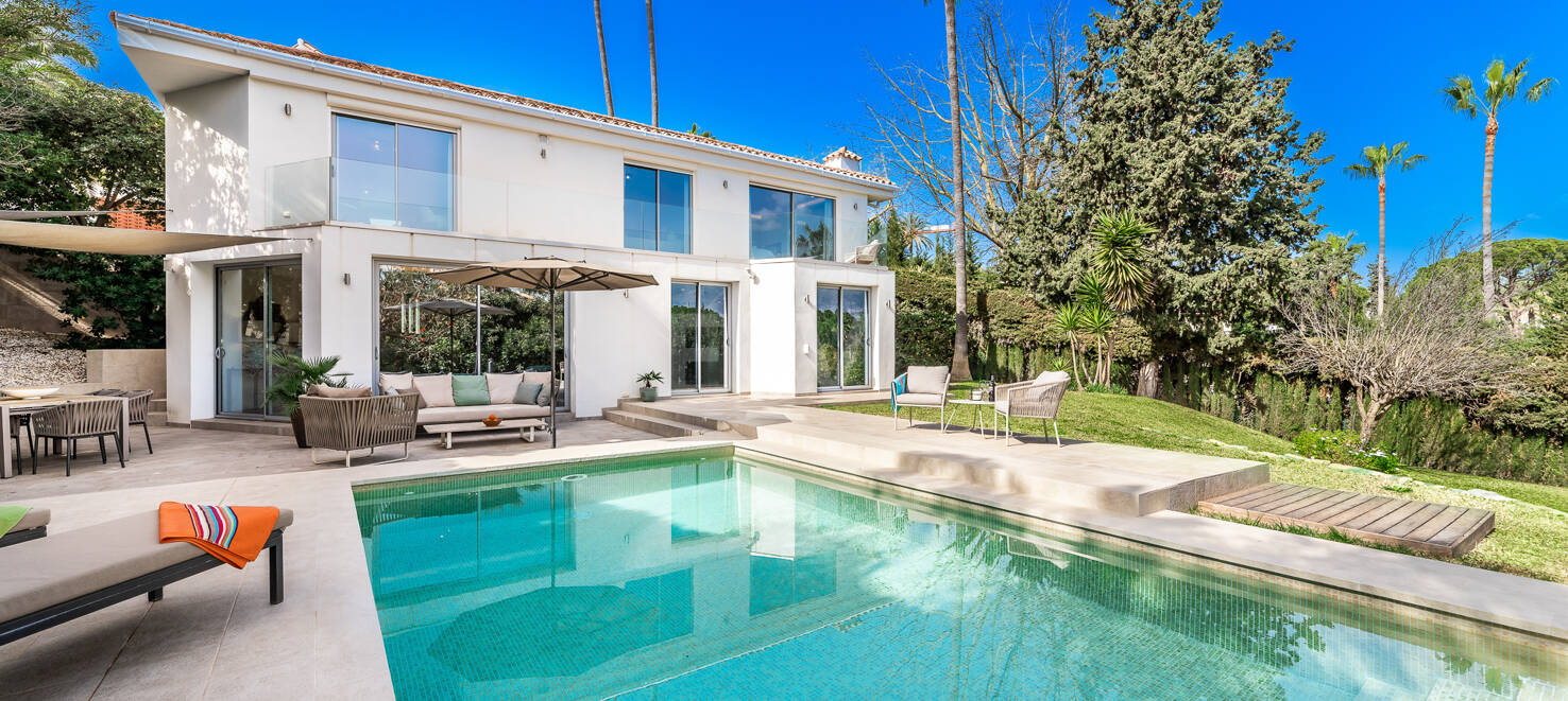 Modern villa i Las Brisas på premium plats