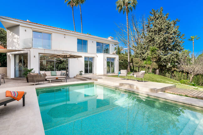 Villa moderna en Las Brisas en zona privilegiada