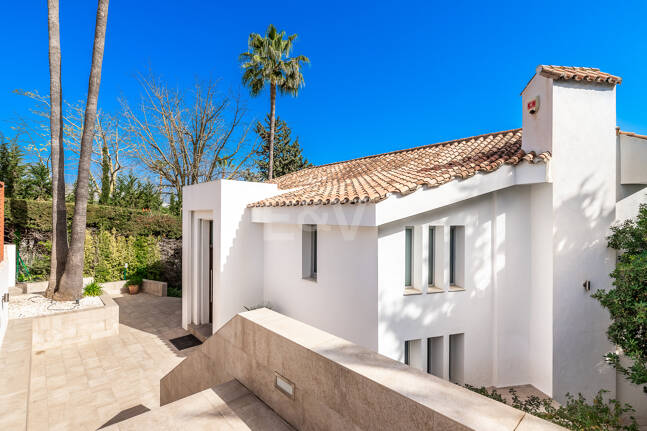 Villa moderna en Las Brisas en zona privilegiada