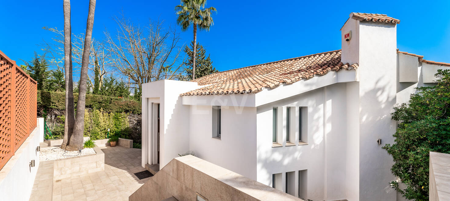 Modern villa i Las Brisas på premium plats