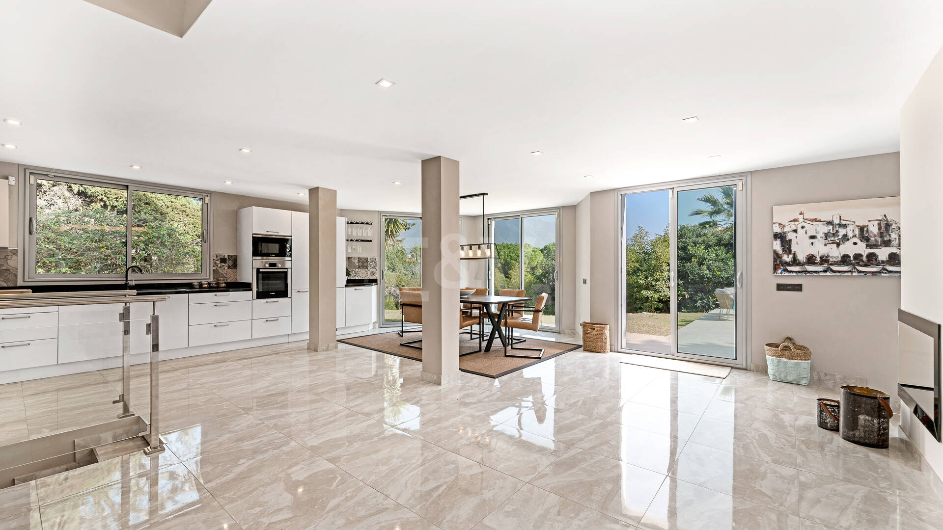 Modern villa in Las Brisas in premium location