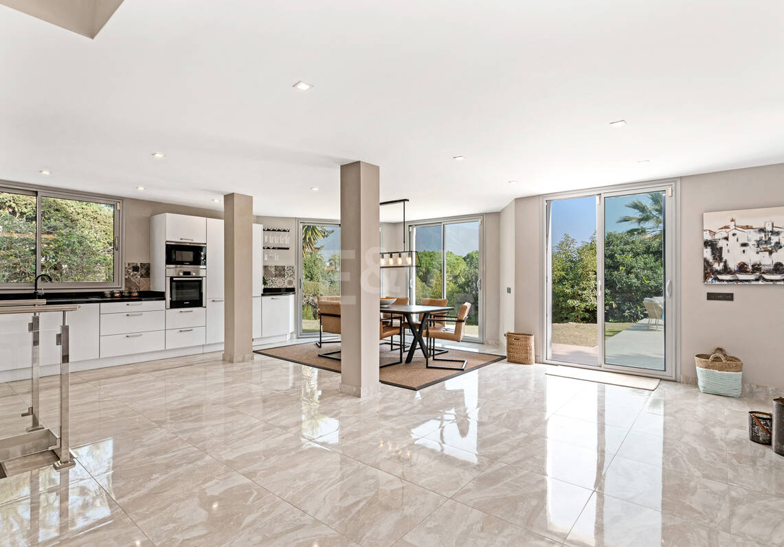 Modern villa in Las Brisas in premium location