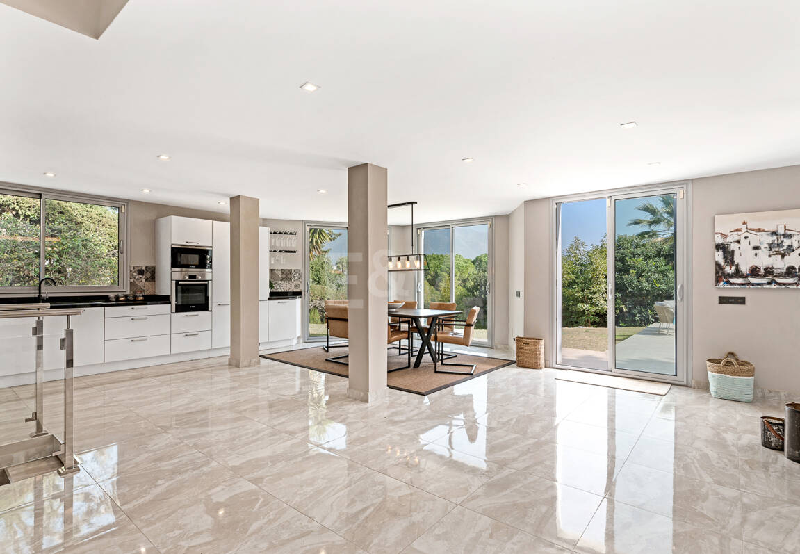 Villa moderna en Las Brisas en zona privilegiada