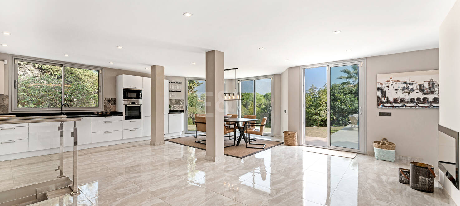 Modern villa i Las Brisas på premium plats
