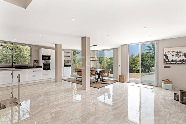 Villa moderna en Las Brisas en zona privilegiada